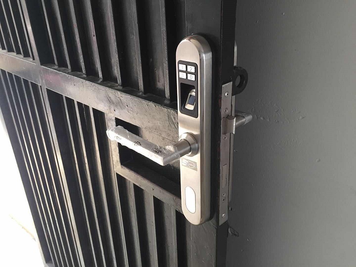 Khóa vân tay cửa sắt ngoài trời - An toàn và bền bỉ trong thời gian dài. Khóa vân tay cửa sắt ngoài trời là sự lựa chọn tuyệt vời cho việc bảo vệ nhà cửa và tài sản của bạn. Hãy xem hình ảnh để thấy rõ sự hiệu quả của khóa này.