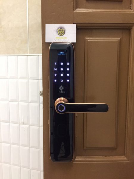 Khách sạn thì nên dùng khóa cửa vân tay mật mã nào phù hợp nhất?