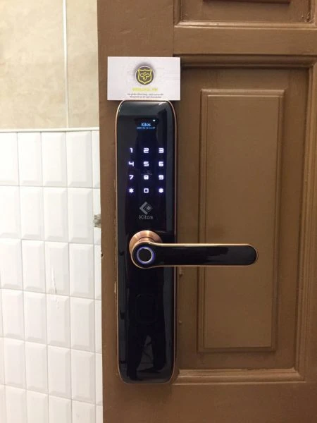 Khách sạn thì nên dùng khóa cửa vân tay mật mã nào